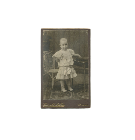 РИ. Thorvald Nyblin (Торвальд Нюблин). Ребенок в платье у стола. Выборг. До 1917 г. Ч/б. 6,5 х 10,5 см