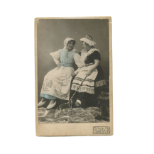 Фотография. Две женщины в карнавальных костюмах рыбачек. Пауль (Поль) Мюссе. Изерлон, Германия. 1905 г.