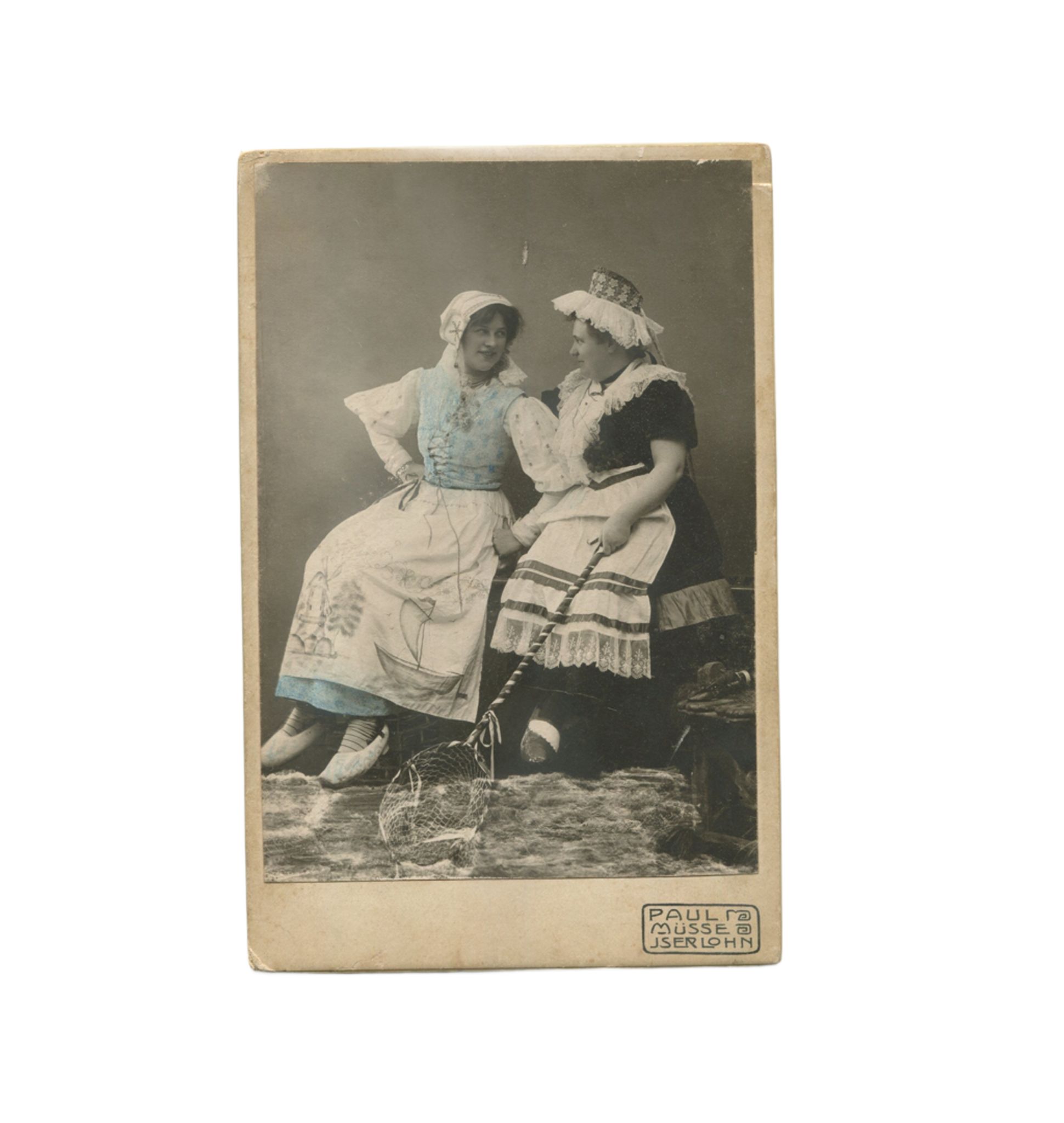 Фотография. Две женщины в карнавальных костюмах рыбачек. Пауль (Поль) Мюссе. Изерлон, Германия. 1905 г.