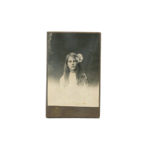 РИ. Квар Ф. Девочка в белом платье и с бантом. Кронштадт. до 1917 г. Ч/б. 6,5 х 10,5 см