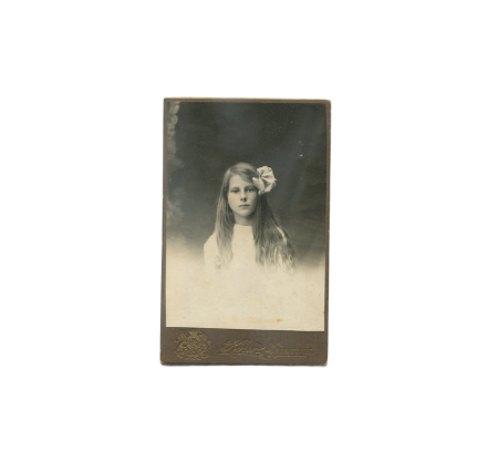 РИ. Квар Ф. Девочка в белом платье и с бантом. Кронштадт. до 1917 г. Ч/б. 6,5 х 10,5 см