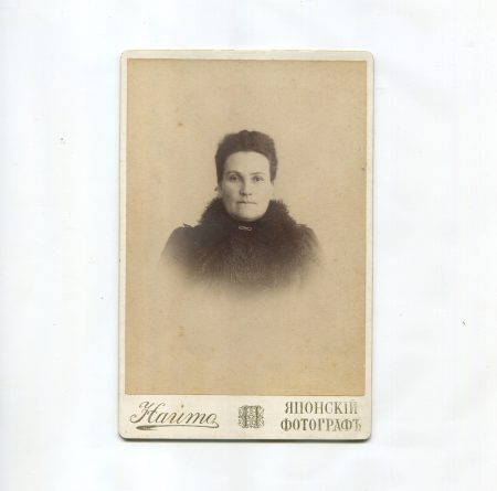 Наито Т. Портрет женщины. Владивосток 1902 г. 16,5 х 10,6 см. Золочение края
