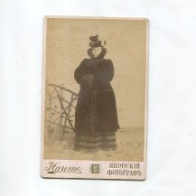 Портрет женщины в зимней одежде. Фотография Т. Наито. Владивосток. 1902 г.