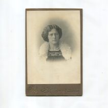 Квар Ф. Портрет женщины с пушистым воротником. Кронштадт 1915 г. Размер 16,3 х 10,5 см