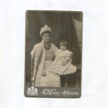 Квар Ф. Женщина с ребенком. Кронштадт. Размер 16,3 х 10,5 см