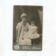 Портрет женщина в кокошнике с ребенком. Фотография Ф. Квара. Кронштадт, Российская империя до 1917 г.