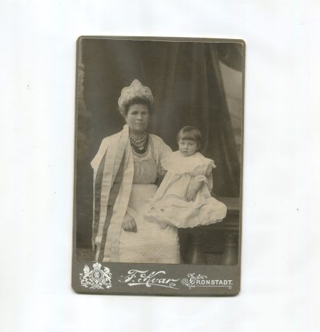 Квар Ф. Женщина с ребенком. Кронштадт. Размер 16,3 х 10,5 см