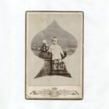 Кабинетная фотография. Владивосток. Малыш в виньетке в форме масти пики. 1910 г. Размер 16,4 х 10,8 см