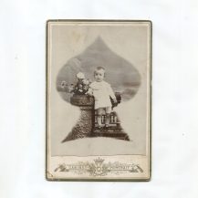 Фотография. Малыш в виньетке в форме масти пики. Cabinet Portrait. Владивосток. 1910 г.