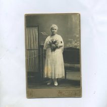 Хосита Э. Девушка в белом платье с цветами. Владивосток 1932 г. 16 х 10,5 см