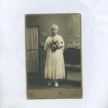 Фотография девушки в белом платье с цветами. Хосита Э. Владивосток 1932 г. С любовным посланием.