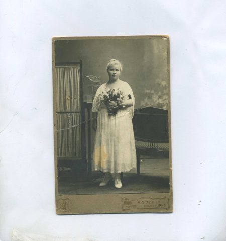 Хосита Э. Девушка в белом платье с цветами. Владивосток 1932 г. 16 х 10,5 см