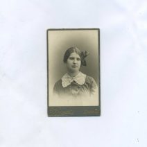 Хосита Э. Портрет девушки с бантом и кружевным воротником. Владивосток 1912 г. 10,8 х 6,5 см