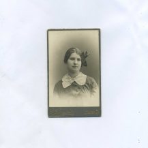Фотография. Портрет девушки с бантом и кружевным воротником. Хосита Э. Владивосток 1912 г.