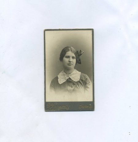Хосита Э. Портрет девушки с бантом и кружевным воротником. Владивосток 1912 г. 10,8 х 6,5 см