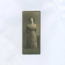 Фотография. Портрет девушки в платье. Хосита Э. Владивосток.