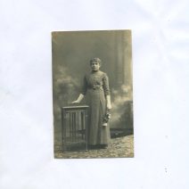 Хосита Э. Девушка с цветком. 1910-е.  Ч/б. Размер 13,5 х 8,5 см