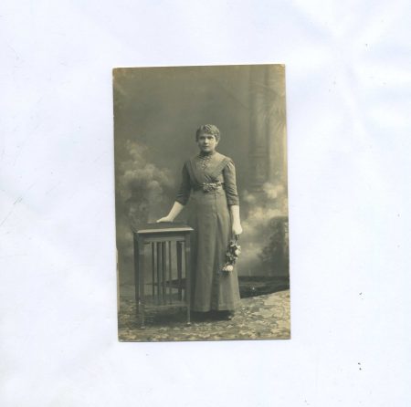 Хосита Э. Девушка с цветком. 1910-е.  Ч/б. Размер 13,5 х 8,5 см