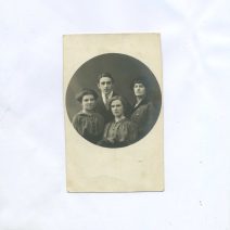 Фото. Виньетка (овал). Три дамы и молодой человек. 13,7 х 8,5 см