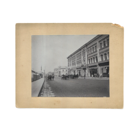 РИ. Фотография уличная. Улица Светланская (угол Уборевича). Владивосток 1910 гг. Размер фото 9,5 х 11,5 см. Паспарту. Ч/б