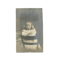 РИ. Рембрандт. Девочка в белом платье за стулом. Фотооткрытка. Казань Воскресенская ул. 1914 г. Ч/б. 8,5 х 14 см. Открытое письмо.