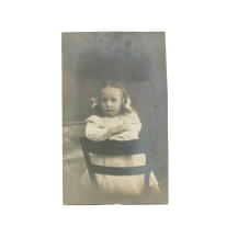 Фотооткрытка. Девочка в белом платье с бантами. Художественная фотография «Рембрандт». Казань, Российская империя, 1914 г.
