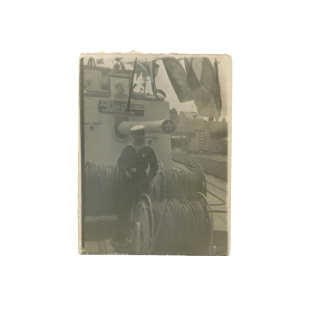 СССР. Фото. Моряк под пушкой. Владивосток. Ч/б 9 х 12 см. 1940 г.