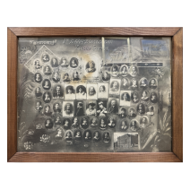 ГВ. Фото в раме. "1-я Владивостокская женская гимназия. Выпуск 1918 г. Придворный фотограф Ф.И. Подзоров. Размер фотографии: 38,5 × 29,5 см. Размер рамы: 44 × 34 см.