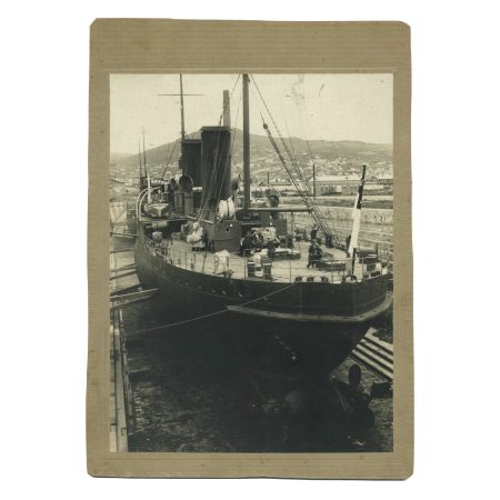 Фото. Ледокол "Добрыня Никитич" в доке Владивосток, 15.07.1924 г. Н.М. Штуккенберг. Ч/б, вертик